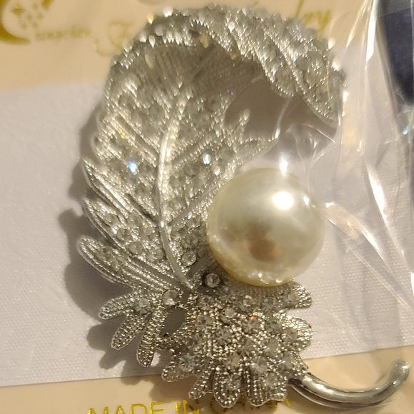 Silver-tone and crystal feather broach pin - Picture 2 of 2